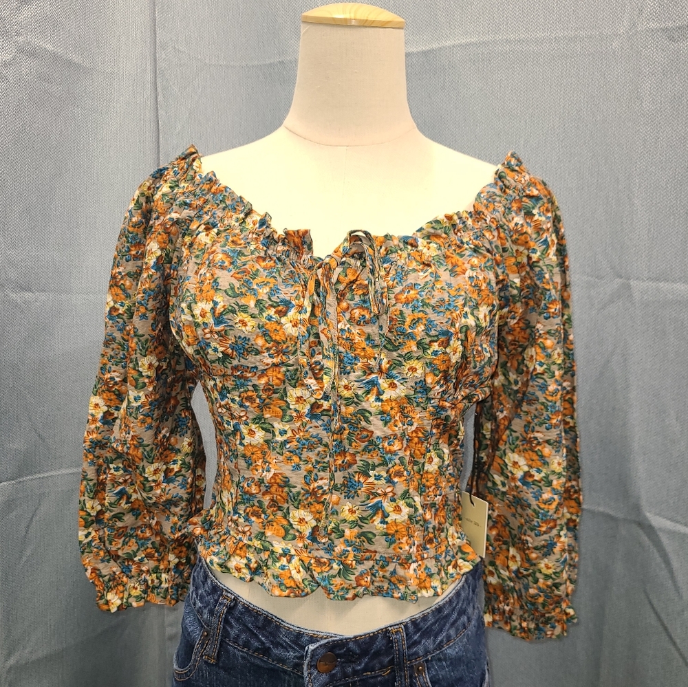 Beautiful NWT cropped blouse